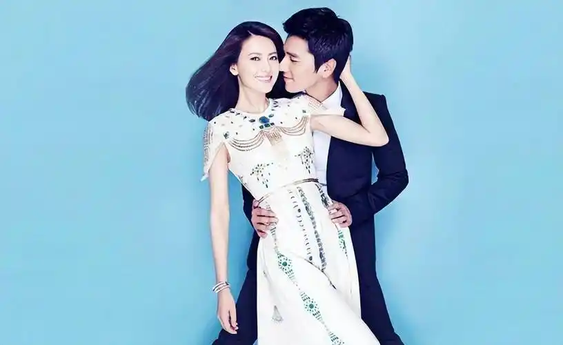 高圆圆勾着老公脖子隔东西与赵又廷亲吻身旁女儿很淡定