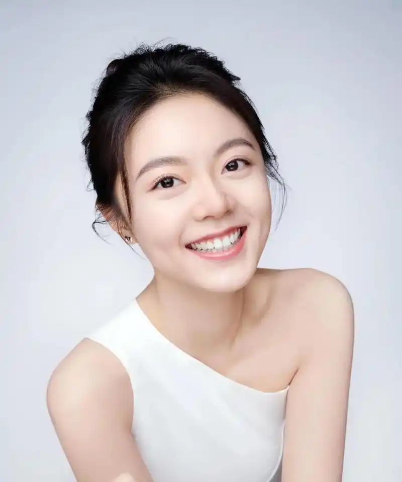 赵今麦代言出任兰蔻护肤大使.阳光小麦美丽大方,小麦麦越长越漂亮了.