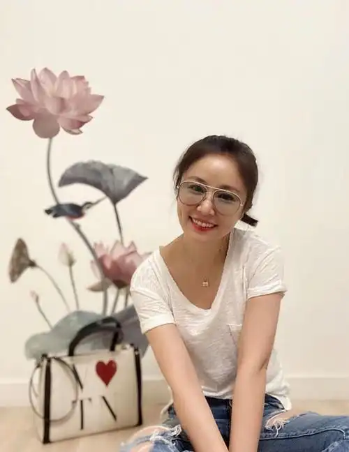 44岁林心如晒照小腹平坦疑回应二胎传闻罕对霍建华表白太甜蜜