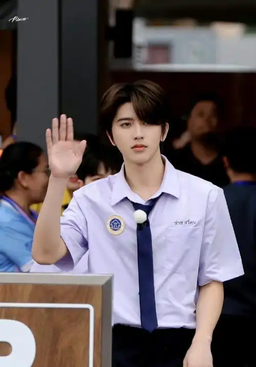 蔡徐坤白月光学长##易姐in衣橱#@蔡徐坤校服造型,搭配领带短裤运缎