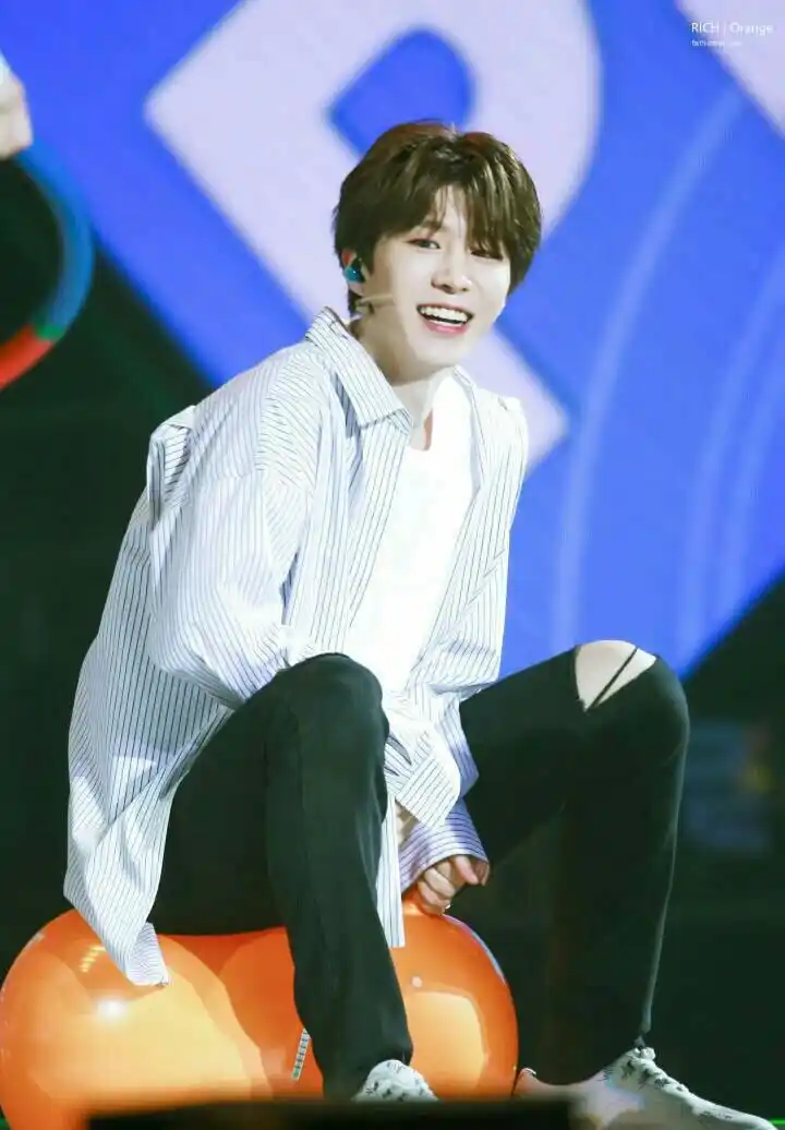 在长沙录制快乐大本营的现场外,内心柔软的,泪点较低的福西西被粉丝