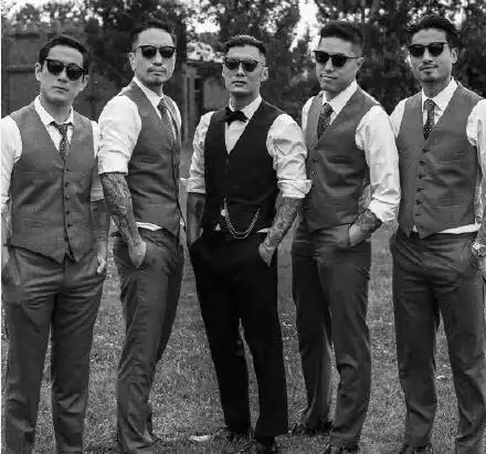 伴郎伴娘团霸气合影,新娘疑似怀孕