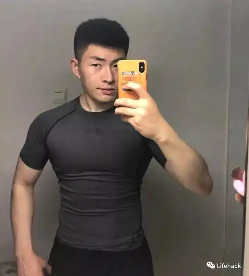 相同衣服穿在肌肉男和普通人身上对比