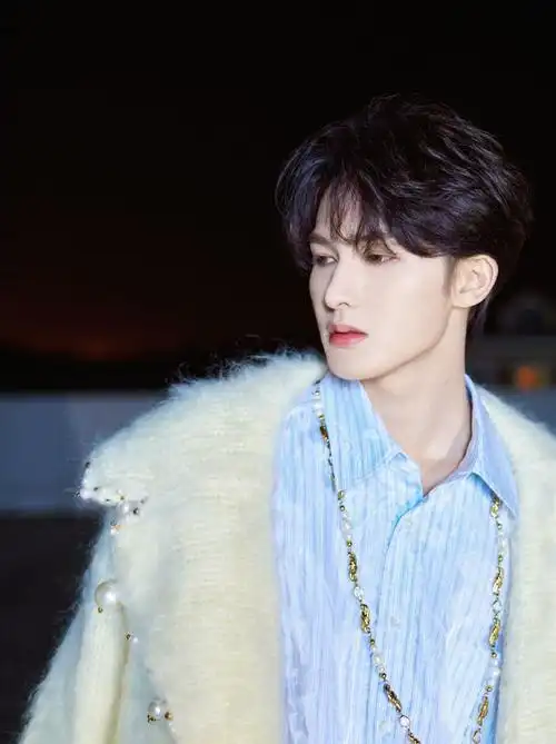 简介:朱正廷纯白绒毛大衣清爽写真图片,分享一组朱正廷图片给大家,图