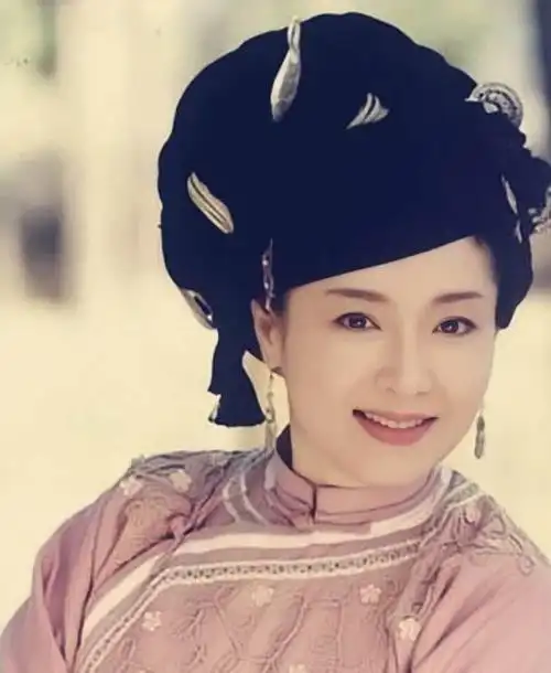 "东方梦露"恬妞,65岁身材丰满,穿衣优雅又显贵,真是风韵犹存|妆容