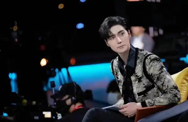 坚韧内蒙少年:阿云嘎的音乐之翼飞越苦难