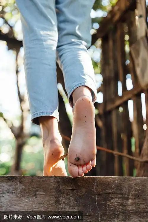 光着脚,踏着泥土