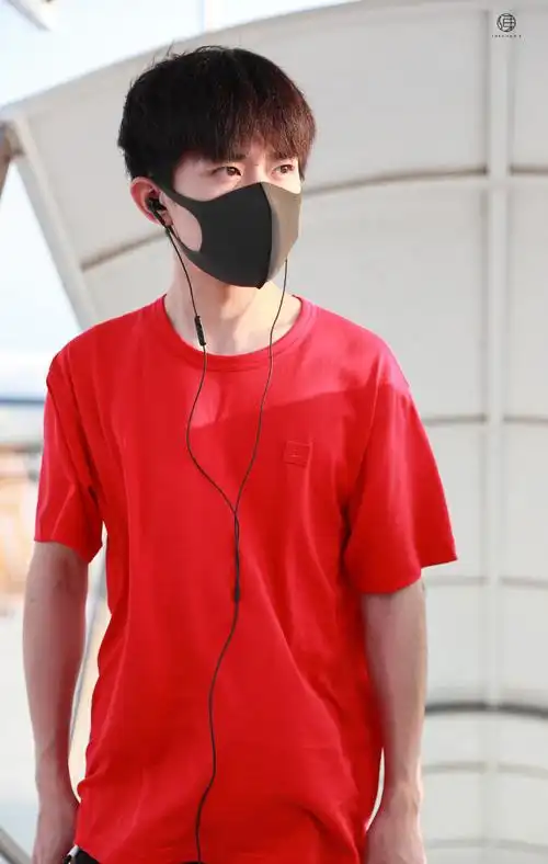易烊千玺试赛车后回京 红色短袖干净清爽 活力满满