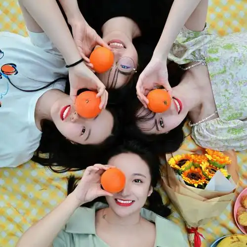 四人野餐拍照也太太太好看了吧