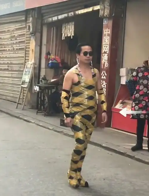 男子扮女装假装超模走秀,网友表示:这衣服不丑就是有点辣眼睛