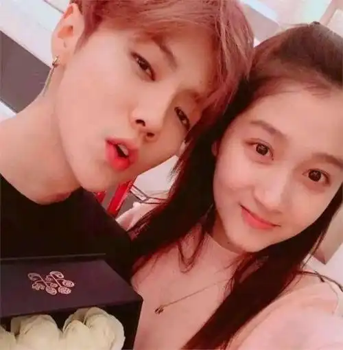 然而,她最引人注目的是与鹿晗的恋情.