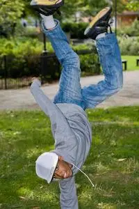 在公园里跳街舞的黑人少年照片