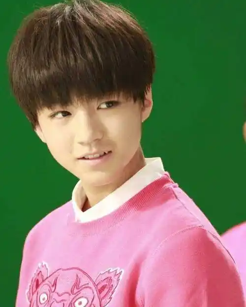 陈立农15岁时模样曝光,长相清秀酷似王俊凯_视频_椅子_网友