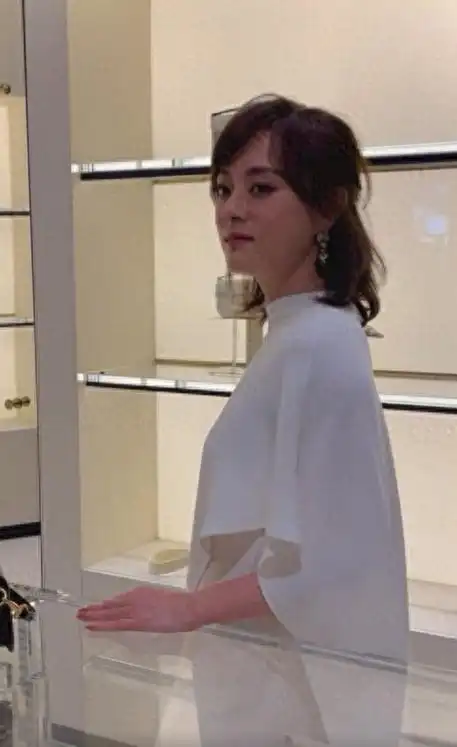 原创孙俪突然变美眼睛不凸也不发腮了下巴的痣引热议被疑整容