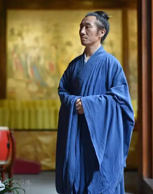 华骨之庭,可以步武.岂无青紫,宠为辱主.岂无狐貉,骄为祸府.