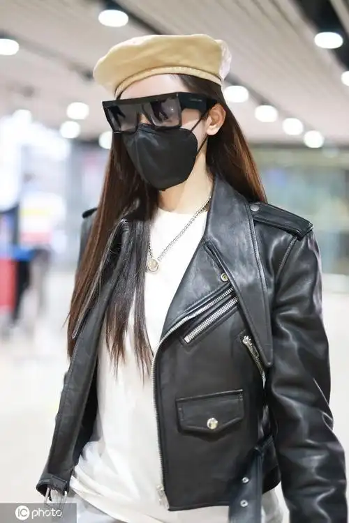 张天爱穿皮衣酷酷女孩 下身搭配宽松休闲裤