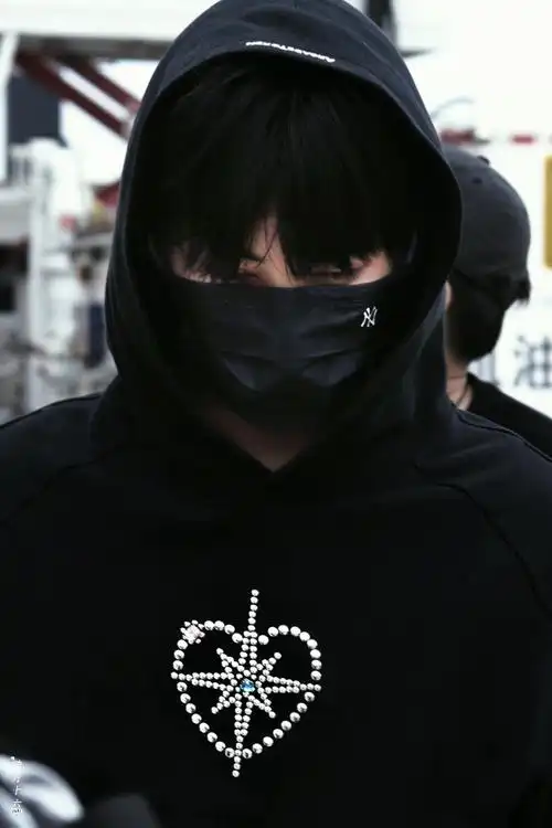 张真源黑色帽衫机场路透##张真源机场黑色卫衣造型