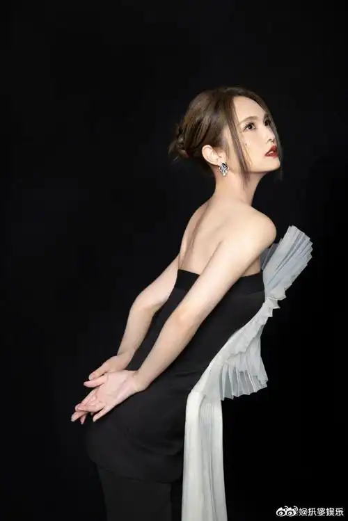 杨丞琳说漂漂酿酿等着过新年##杨丞琳微博音乐盛典花絮照