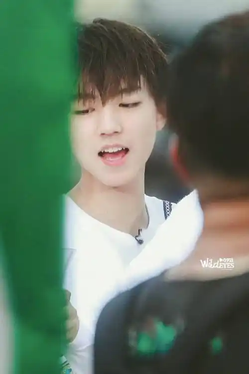 王俊凯的小虎牙合集是不是可爱过头了