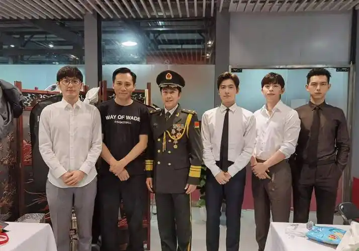 分享的合照中我们看到了很多熟悉的明星面孔,有成龙,有李宇春,有孙楠