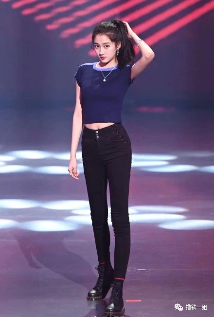 关晓彤好不容易修来的身材因吃播翻车!瘦脸滤镜开到最大都救不了