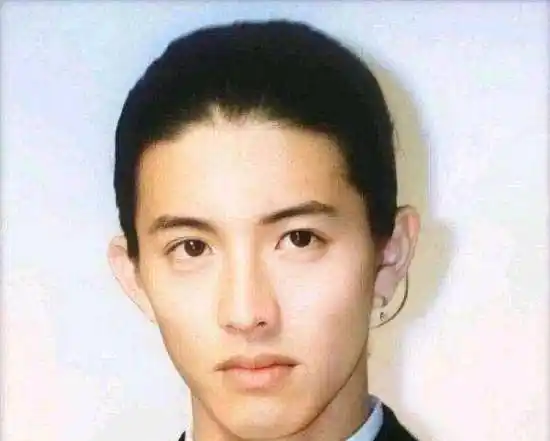 木村拓哉的大女儿发布了一张自拍照,照片中她母亲怀孕的肚子看起来很