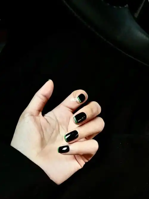 黑色美甲冷色调