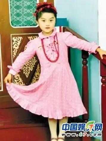 范冰冰童年照从小就爱扮靓 网友大赞身材有料(图)