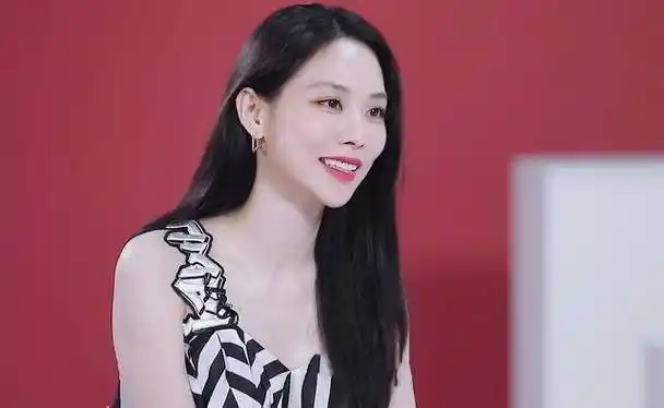 王霏霏唱跳俱佳,舞台表现力直击大众审美,是missa女团改变了她_孟佳