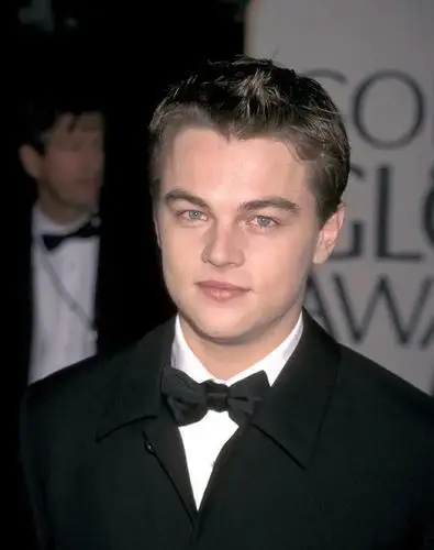 24岁的小李子就已经胖了,颧骨变宽两颊发腮