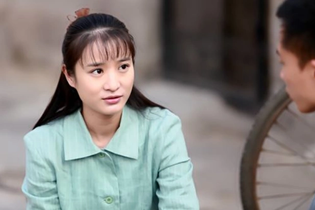 在剧中戴明明是小雪的学姐兼好朋友,经常来他们家玩,把刘星追的满屋