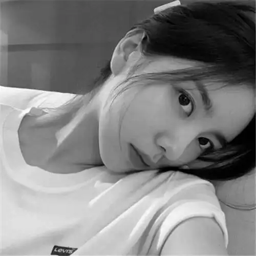 女生头像慵懒偏冷淡风黑白图片