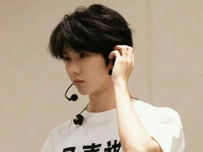 马嘉祺蜉蝣首唱舞台 这妆照谁懂啊!