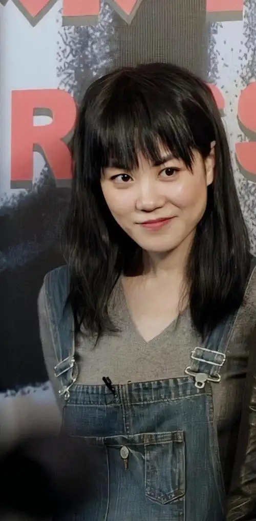 王菲最新代言照绝了,针织衫配短发气场不输超模,方脸就是高级