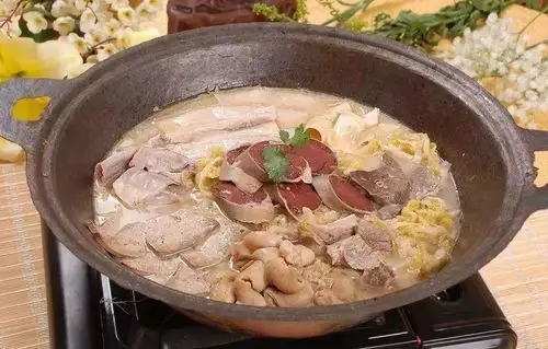 杀猪菜杀猪菜原是东北农村逢年过节杀猪时所吃的炖菜,将杀好的猪肉