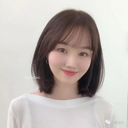 这款发型比较适合20--25岁的妹子,网红妹妹们最爱的刘海之一,更有女人