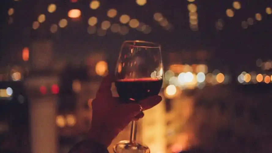 夜晚一个人喝酒的图片