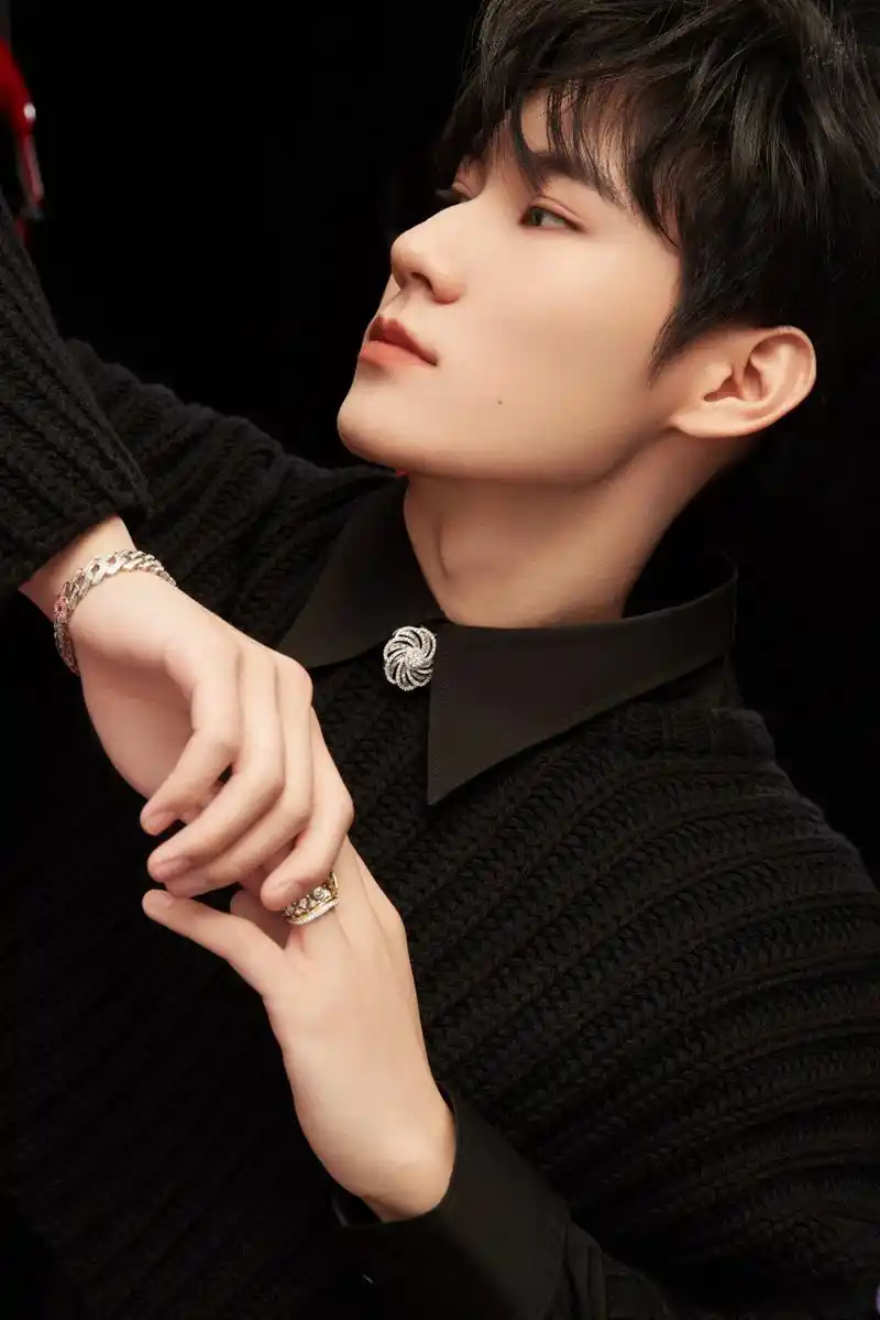 冷色调背景配上张老师冷峻的脸庞,简直就是禁欲系top