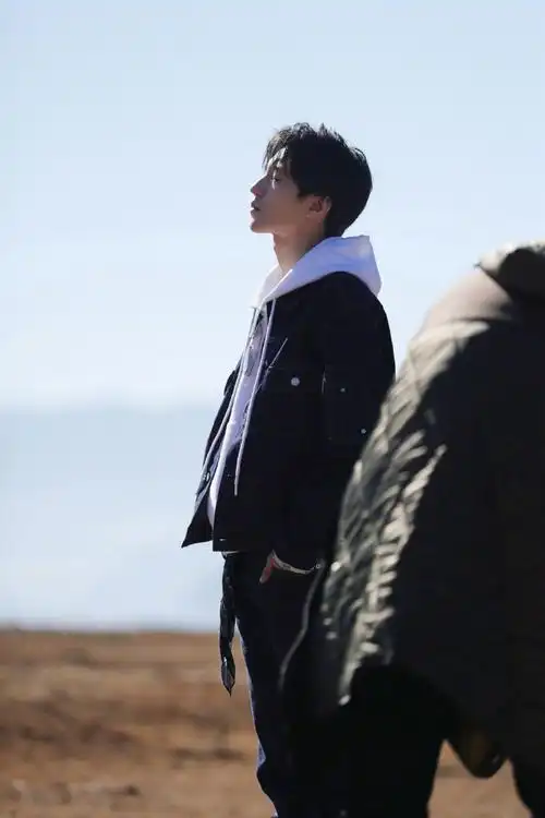 身着牛仔衣内搭白色卫衣,简约时尚,少年感满满～#王俊凯恰好是少