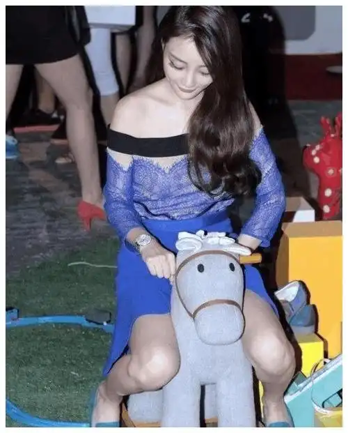 李小璐性感视频火辣,大量不雅照遭曝光,彻夜不眠疯狂上线75次