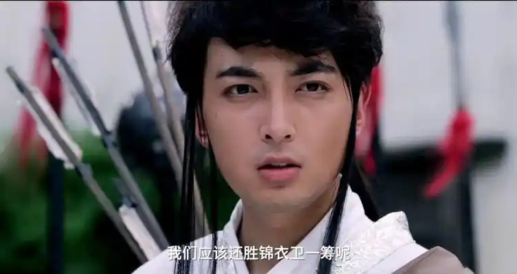 《神谕通天》:男子阴阳头现身,这个发型真的是时髦