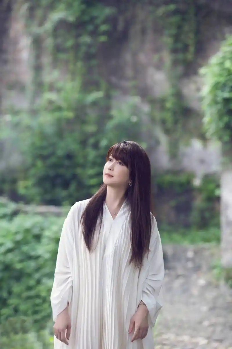 孟庭苇新曲《出入》首发 让生命荒野开出枝桠_饶雪漫