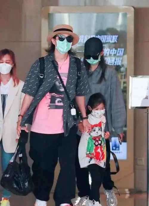 戚薇一家三口近况曝光5岁女儿随父母现身机场粉色发尾很抢眼