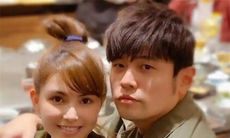 原创秀恩爱周杰伦晒与娇妻昆凌的合照手戴戒指目光深情令人羡慕