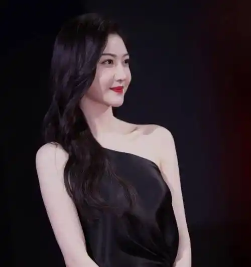 景甜露肩长裙出席活动,生图新鲜出炉,肤色让人难以置信_漂亮_状态