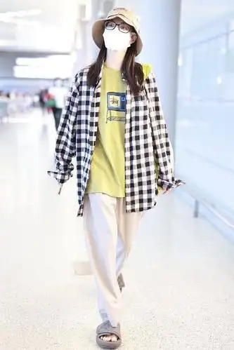 2021年5月23日,上海,钟楚曦机场街拍.