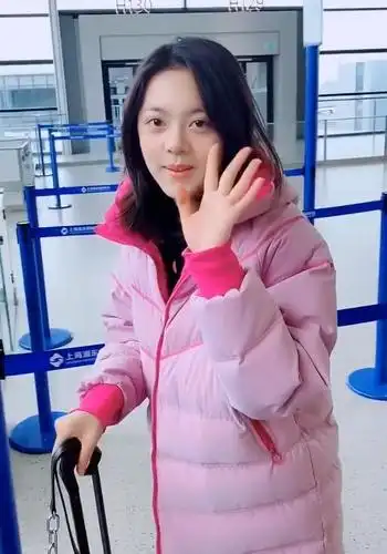 赵今麦有多怕冷?穿羽绒服现身机场,看到腿,这还算体重不过百吗