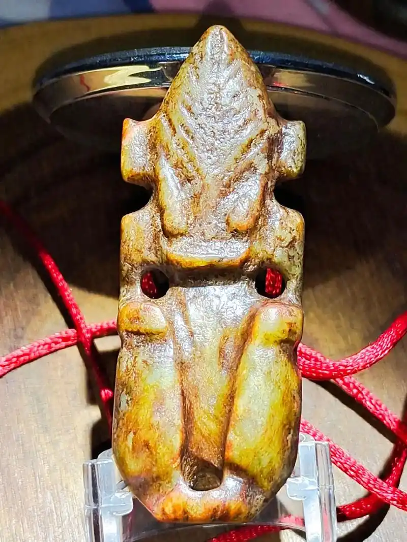 红山文化太阳神,这件玉器主要看工痕里结晶体和橘皮纹,图片是手 - 抖