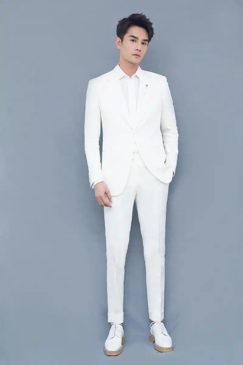 星耀跨年#王凯东方卫视跨年,今晚,王凯身穿白色礼服套装出席2019斗浇