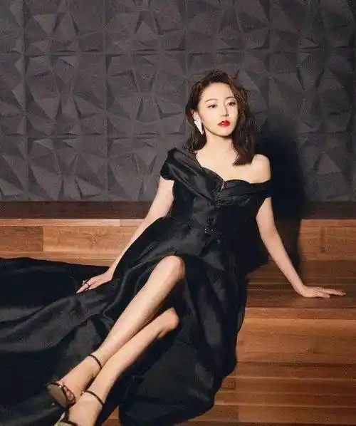 裙装风格的黄梦莹,皮肤白皙,优雅迷人_裙子_连衣裙_高跟鞋